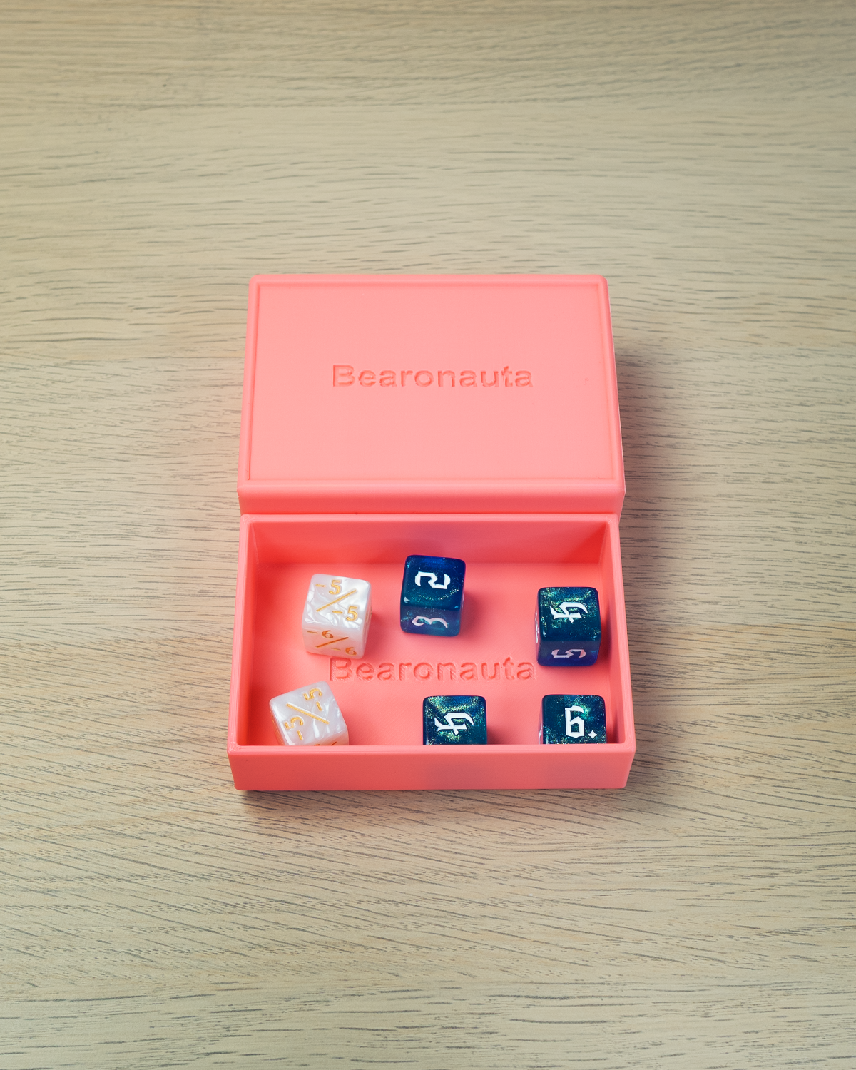 Gravity Dice Box – Magnetic Dice Storage